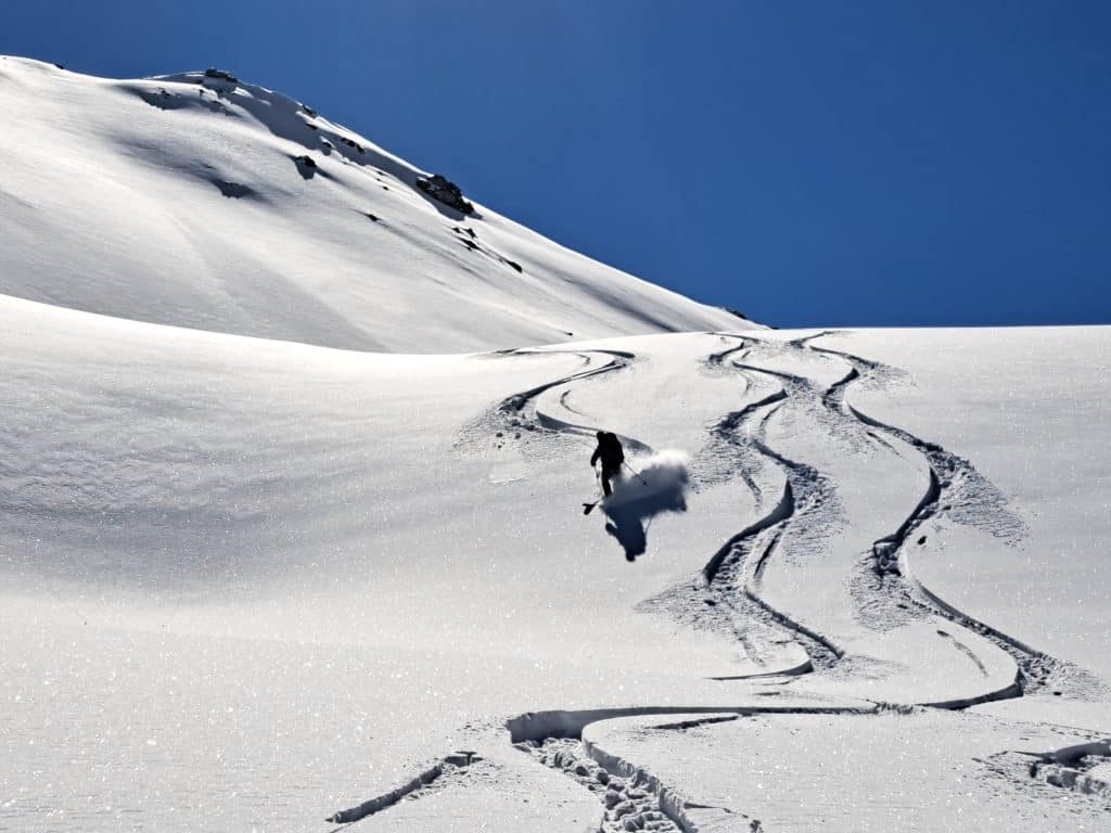 Poudreuse de rêve au-dessus du refuge Bénévolo