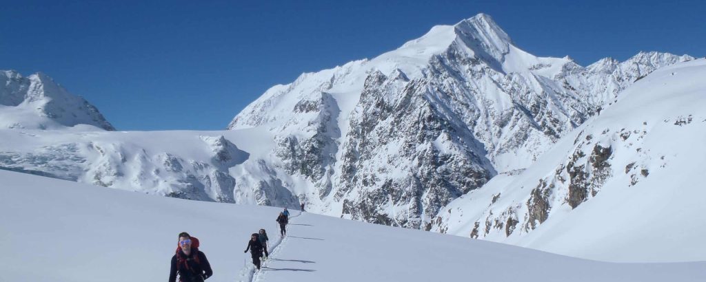 paysage de haute montagne dans la montée au col Berthol. Raid à ski Chamonix Zermatt