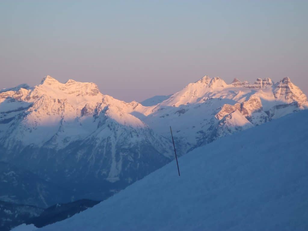 lever de soleil hivernal sur la haute route à ski