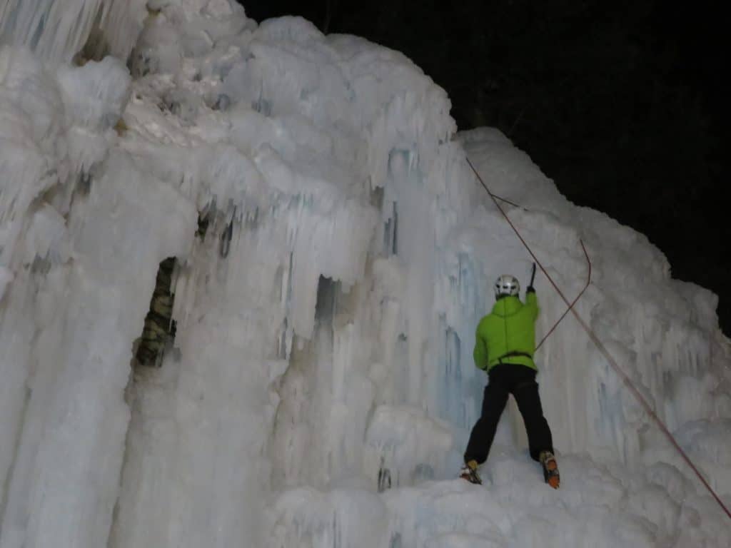 Cascade de glace en nocturne aux Contamines Montjoie