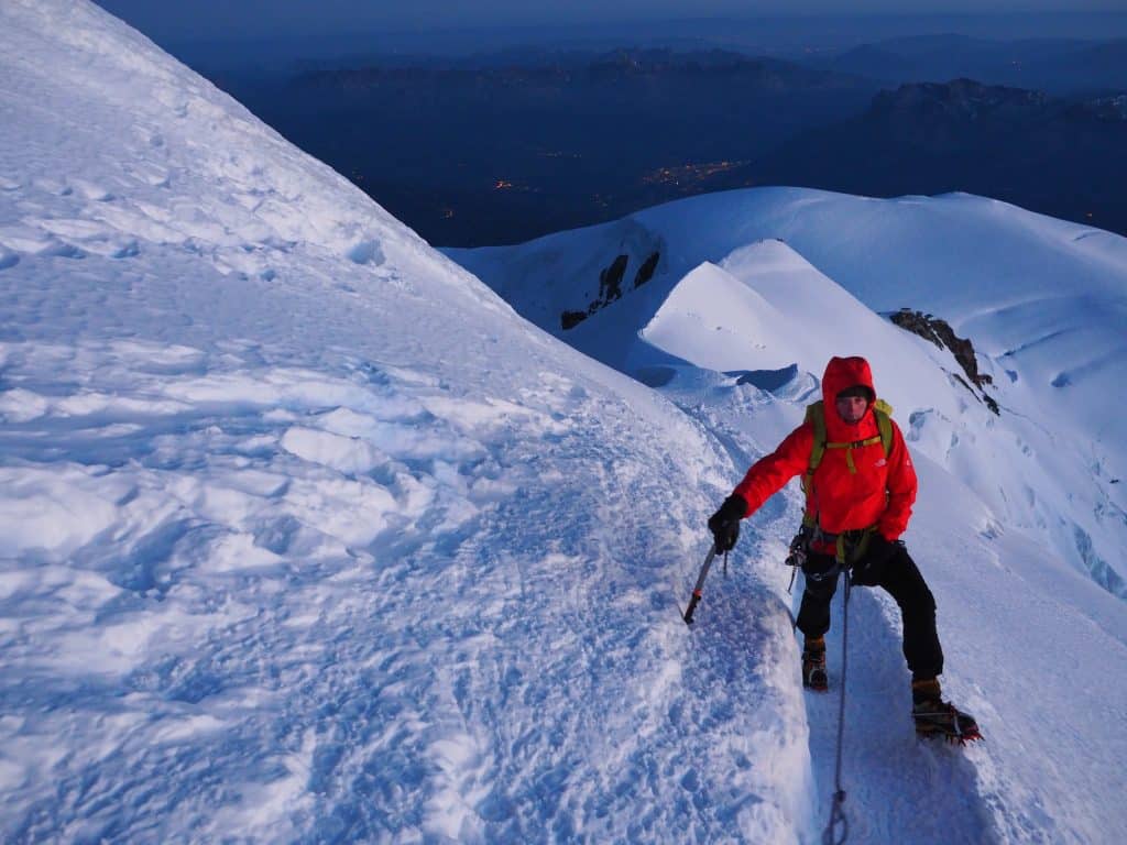 Alpiniste au petit matin sur l'aête des bosses au Mont Blanc