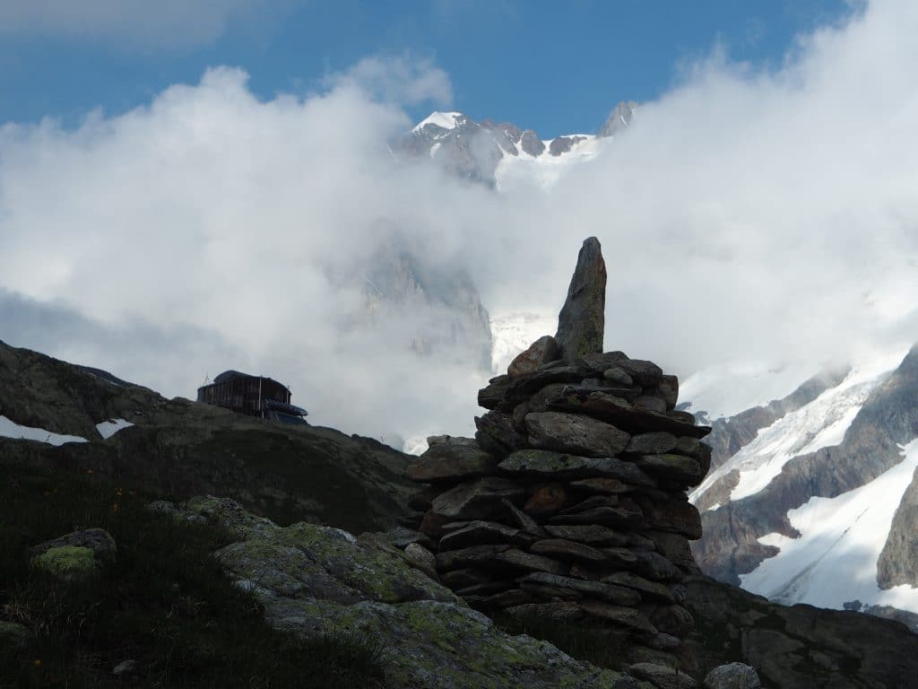 Kairn devant le reffuge des Conscrit et les Aiguilles de tré-la-tête